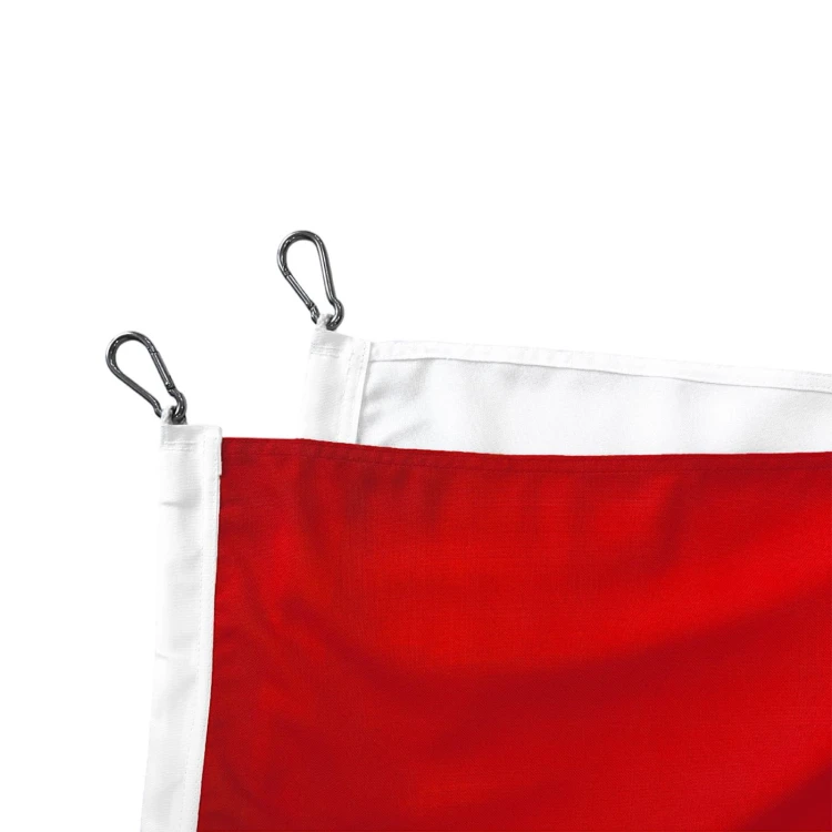 Flaga Polski wojskowa z metalowymi karabińczykami.jpg