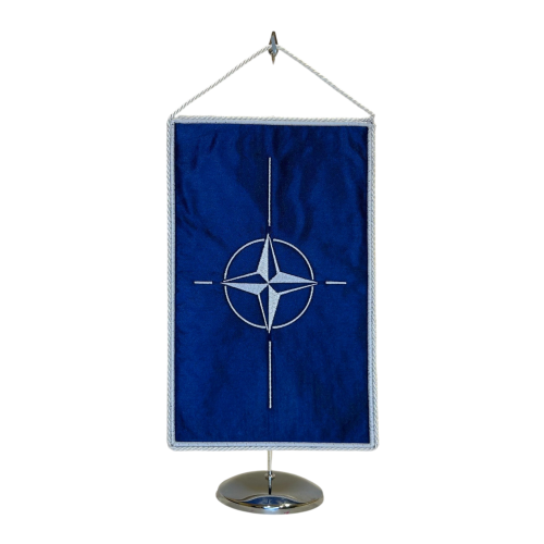 Proporczyk NATO haftowany na stojaczku chrom.png