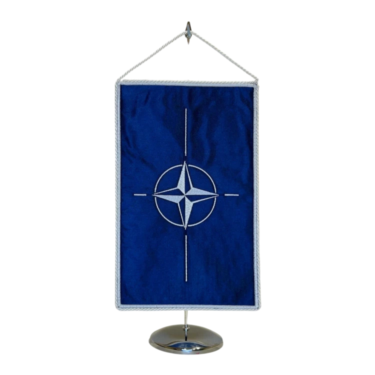 Proporczyk NATO haftowany na stojaczku chrom.png
