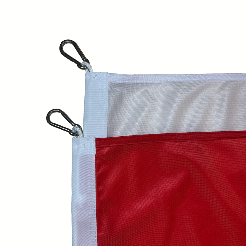 flaga Polski zszywana z metalowymi karabińczykami